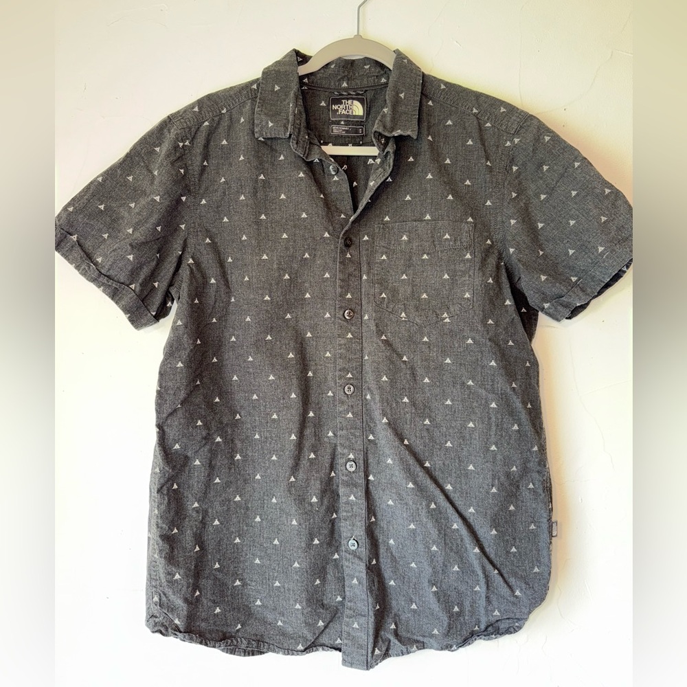 THE NORTH FACE CHARCOAL SHORT SLEEVE BUTTON DOWN WHITE TRIANGLES GRAPHICS SZ M